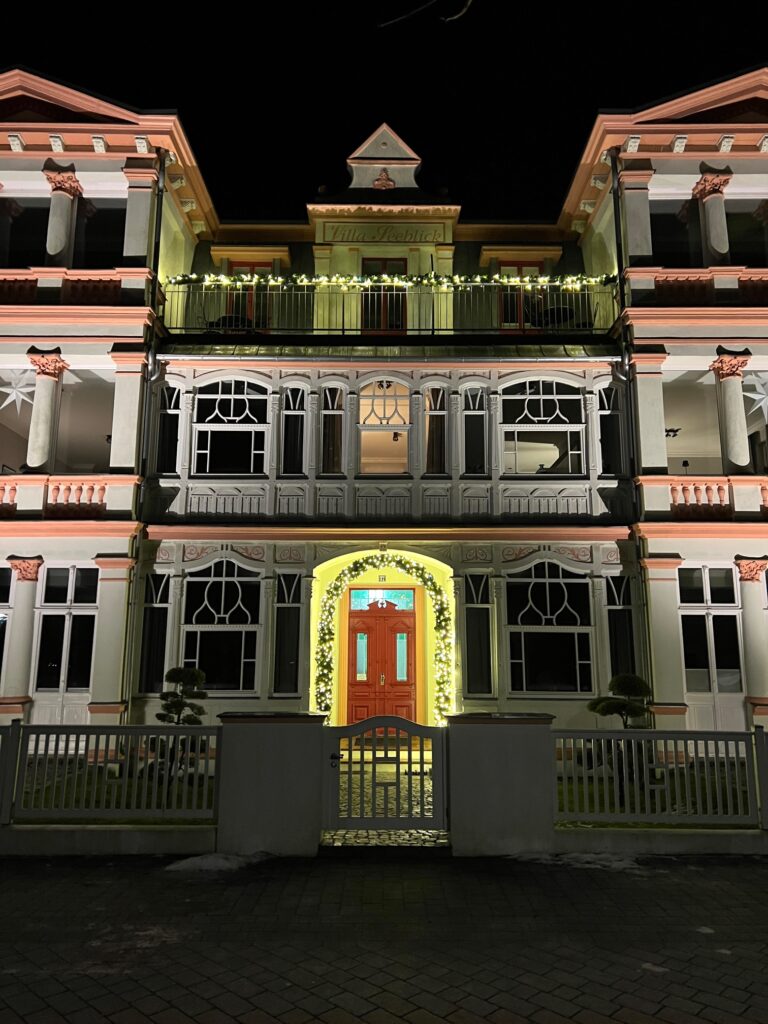 Nur wenige Meter vom Parkplatz entfernt: wunderschöne Bäderarchitektur wie die Villa Seeblick. ❤️