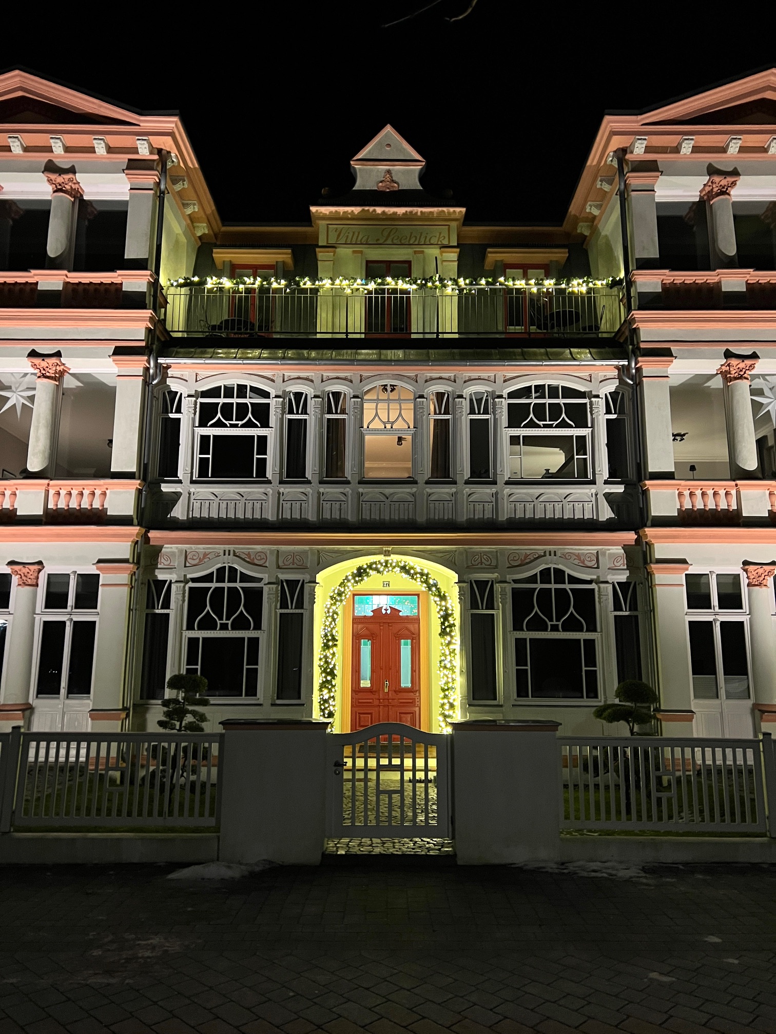 Nur wenige Meter vom Parkplatz entfernt: wunderschöne Bäderarchitektur wie die Villa Seeblick. ❤️